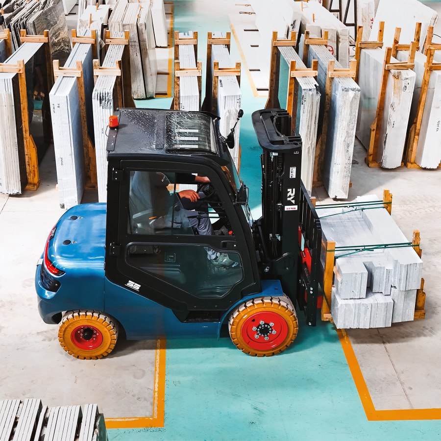 Royal_Forklifts_Electric_Forklift_1